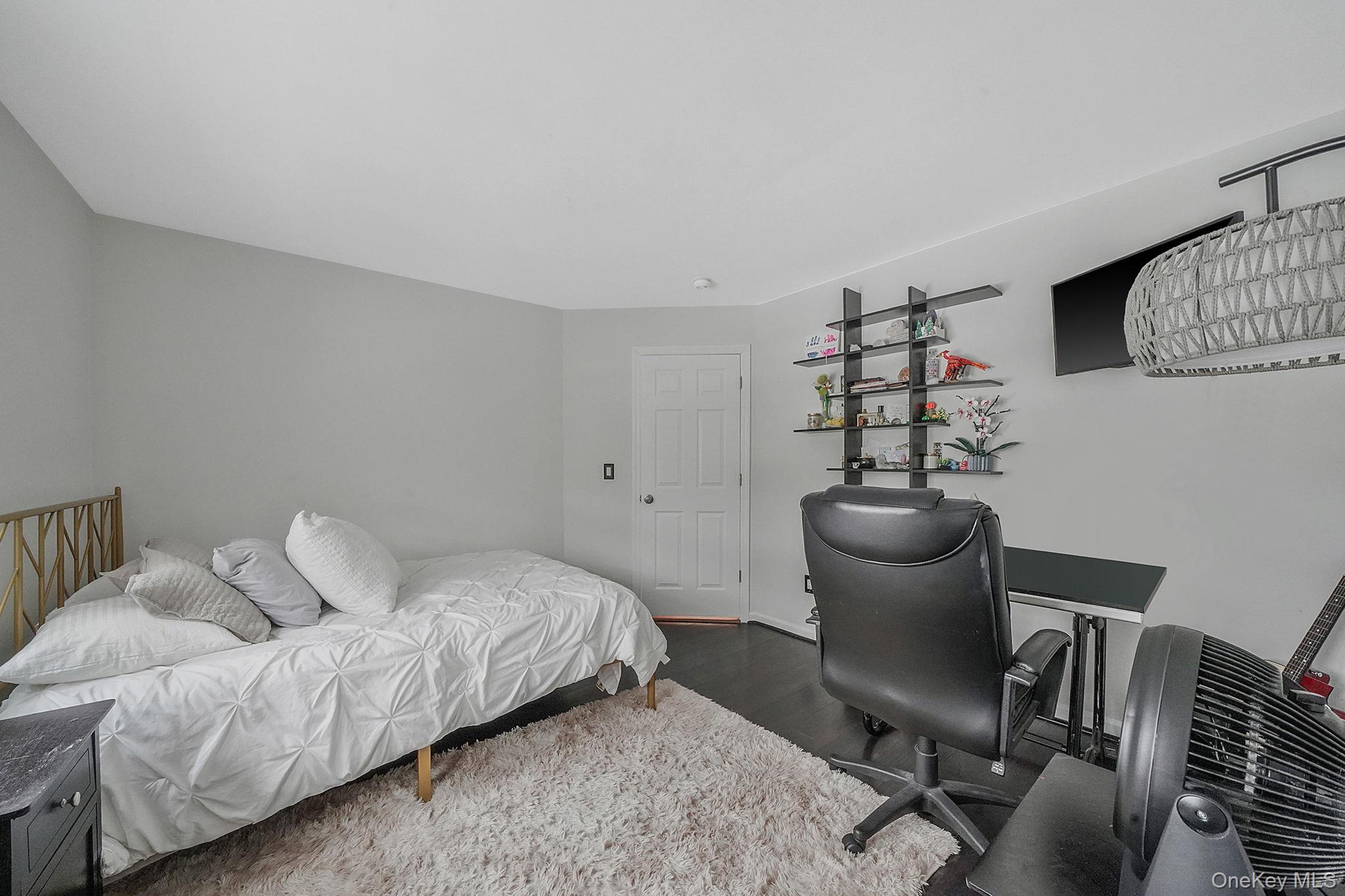 19 Lindsey Place, Holbrook, NY 11741