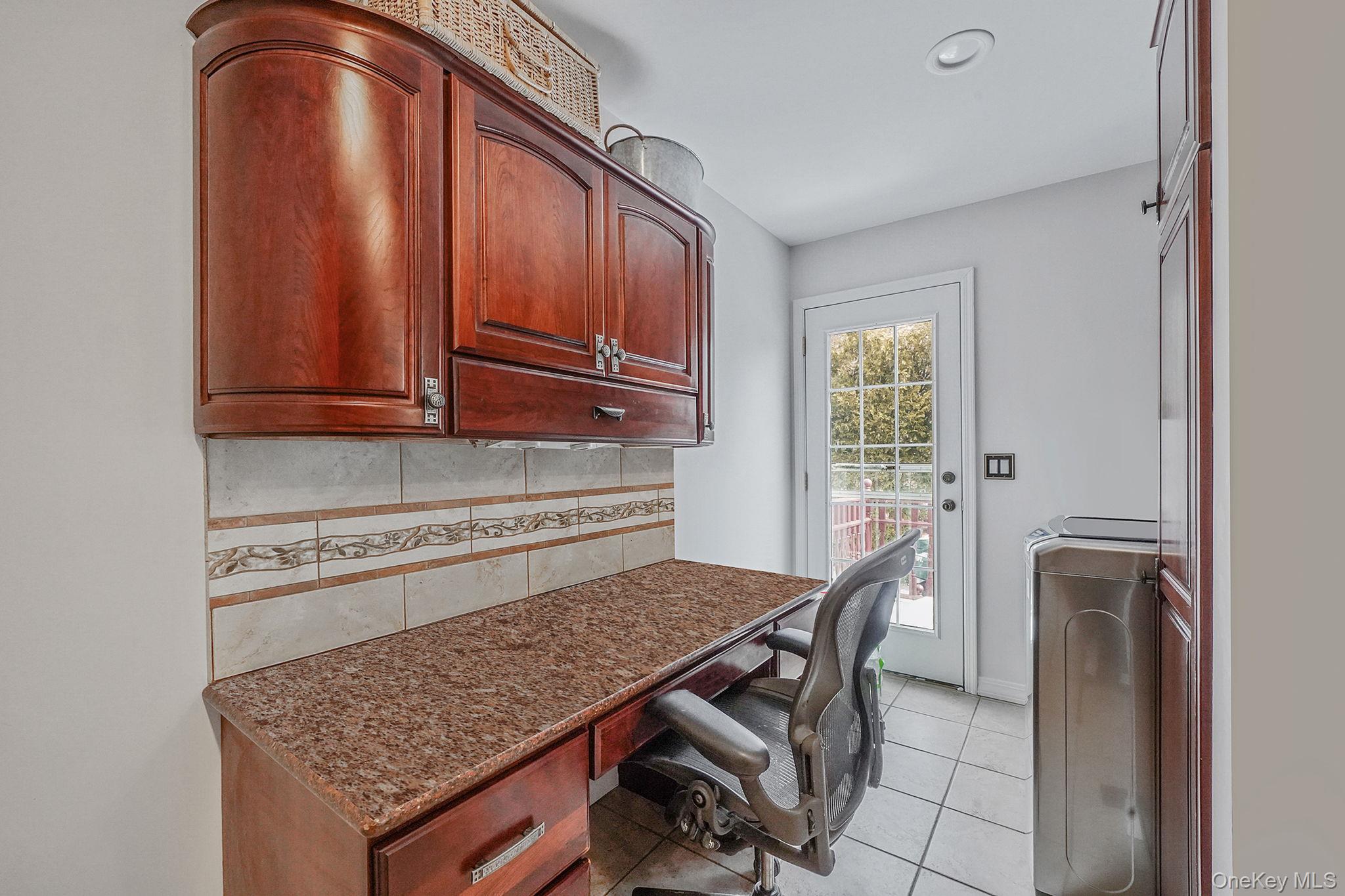 19 Lindsey Place, Holbrook, NY 11741