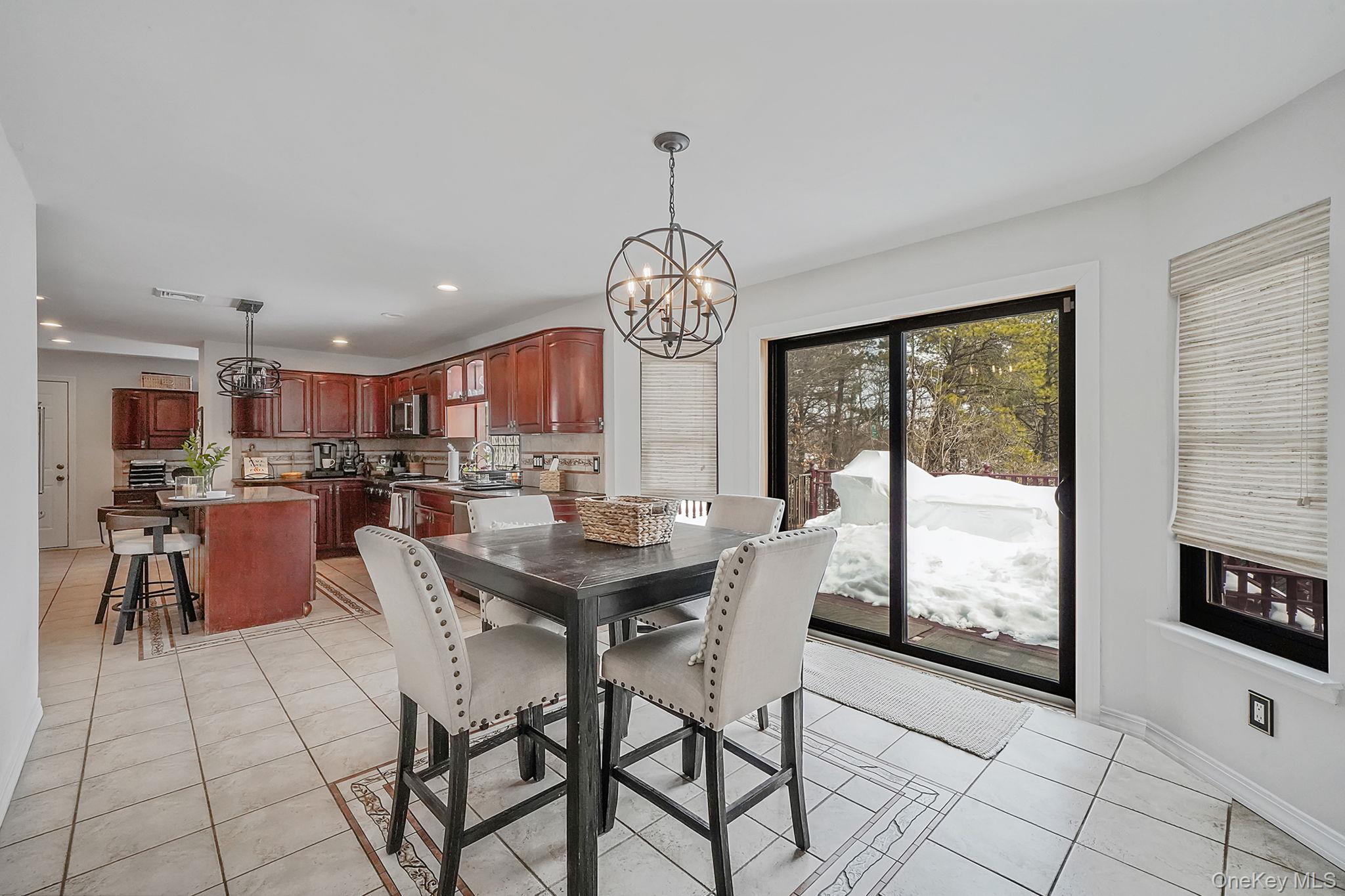 19 Lindsey Place, Holbrook, NY 11741