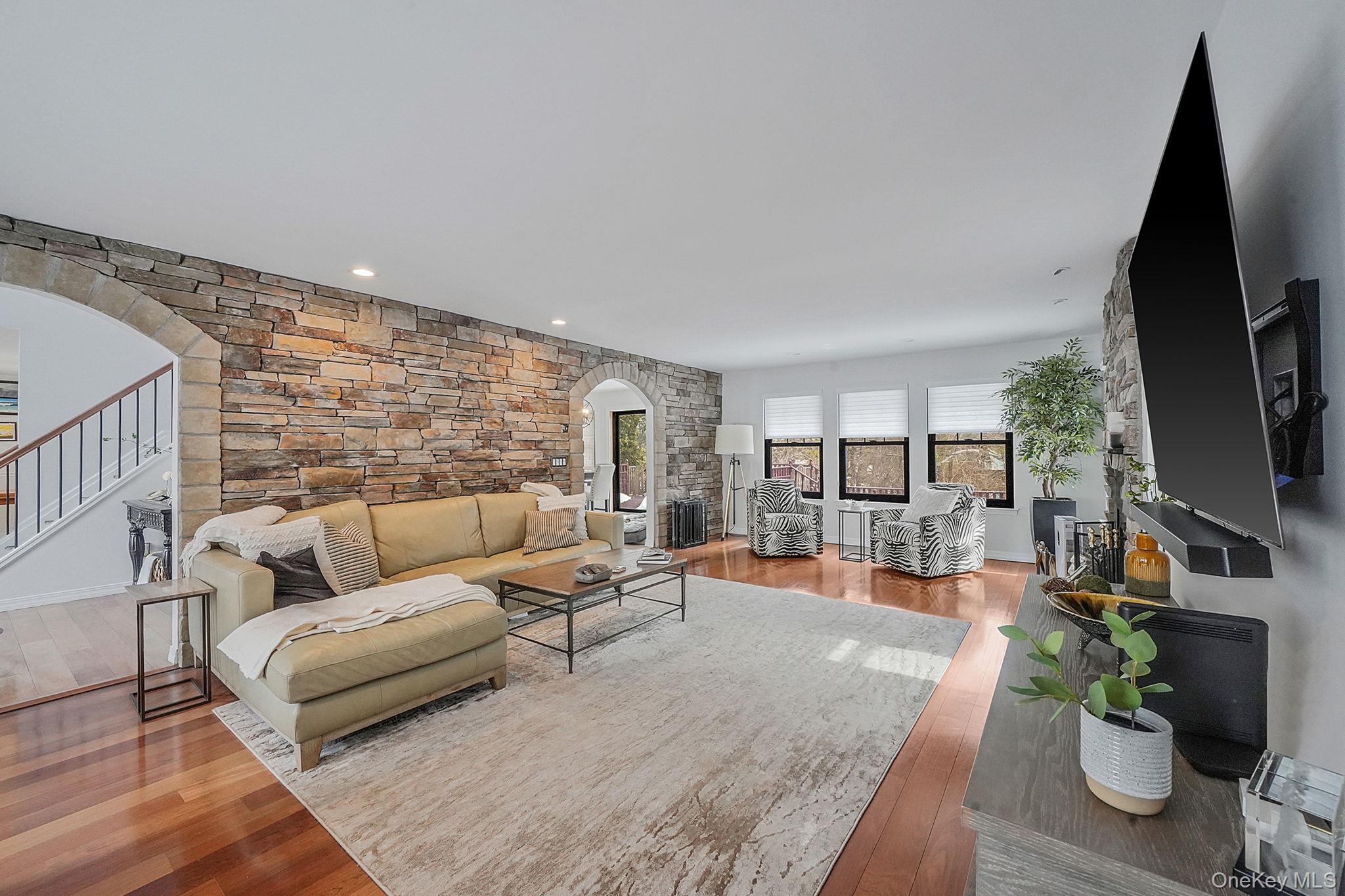 19 Lindsey Place, Holbrook, NY 11741