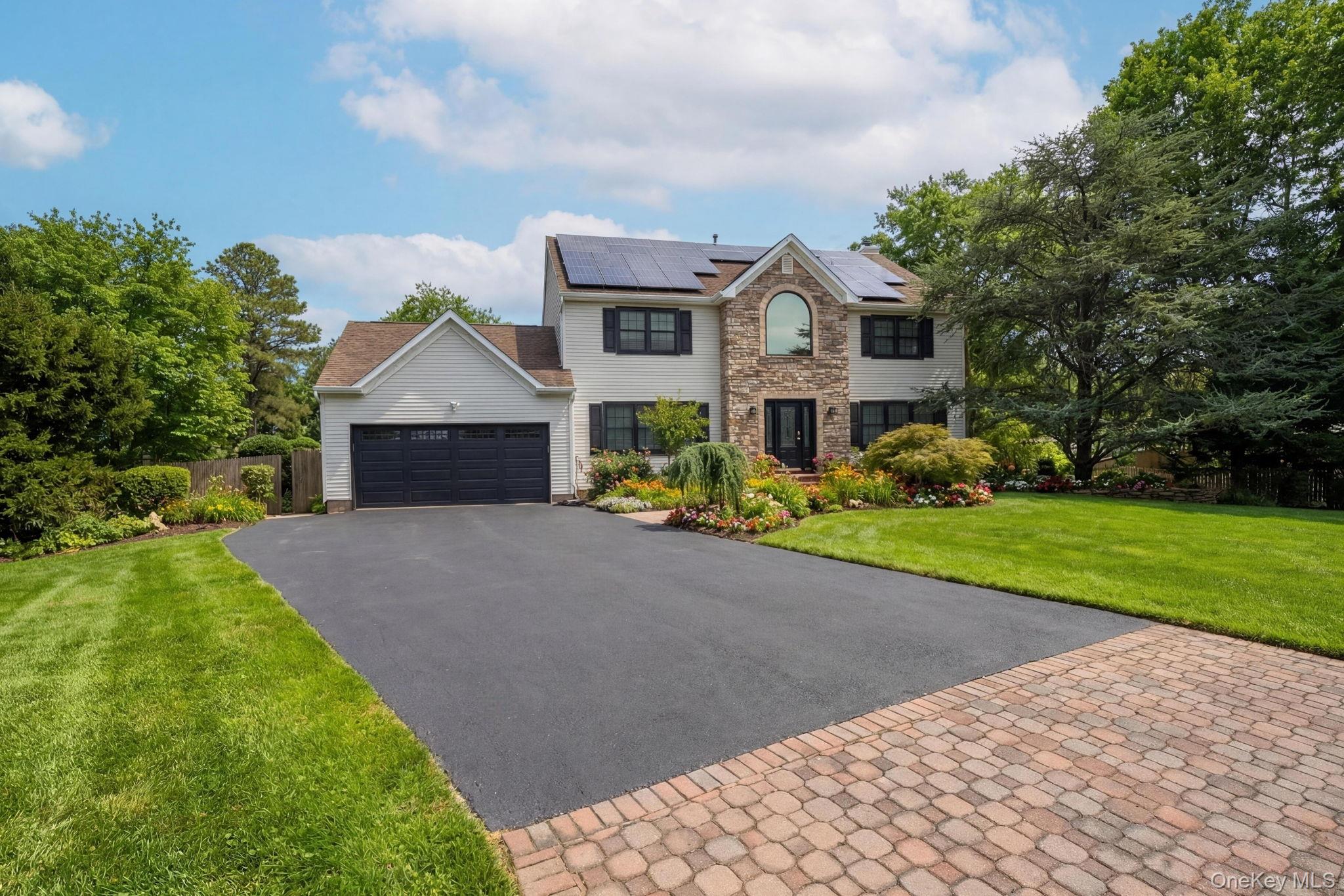 19 Lindsey Place, Holbrook, NY 11741