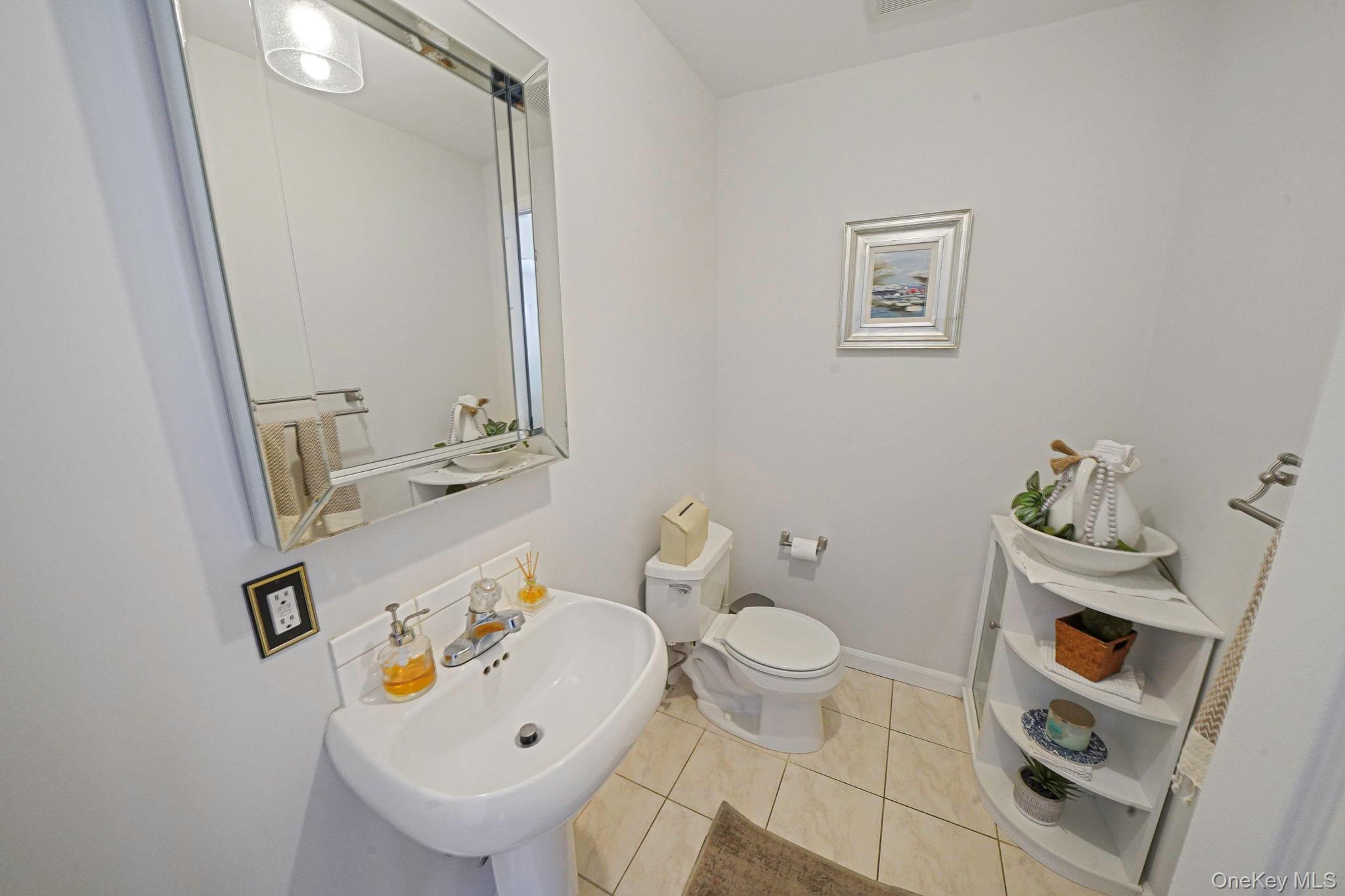 19 Lindsey Place, Holbrook, NY 11741