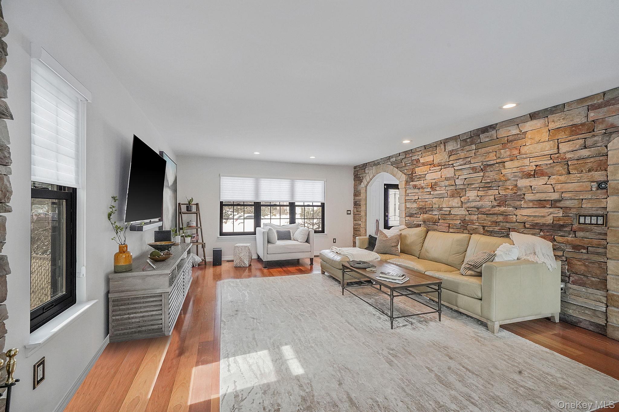 19 Lindsey Place, Holbrook, NY 11741