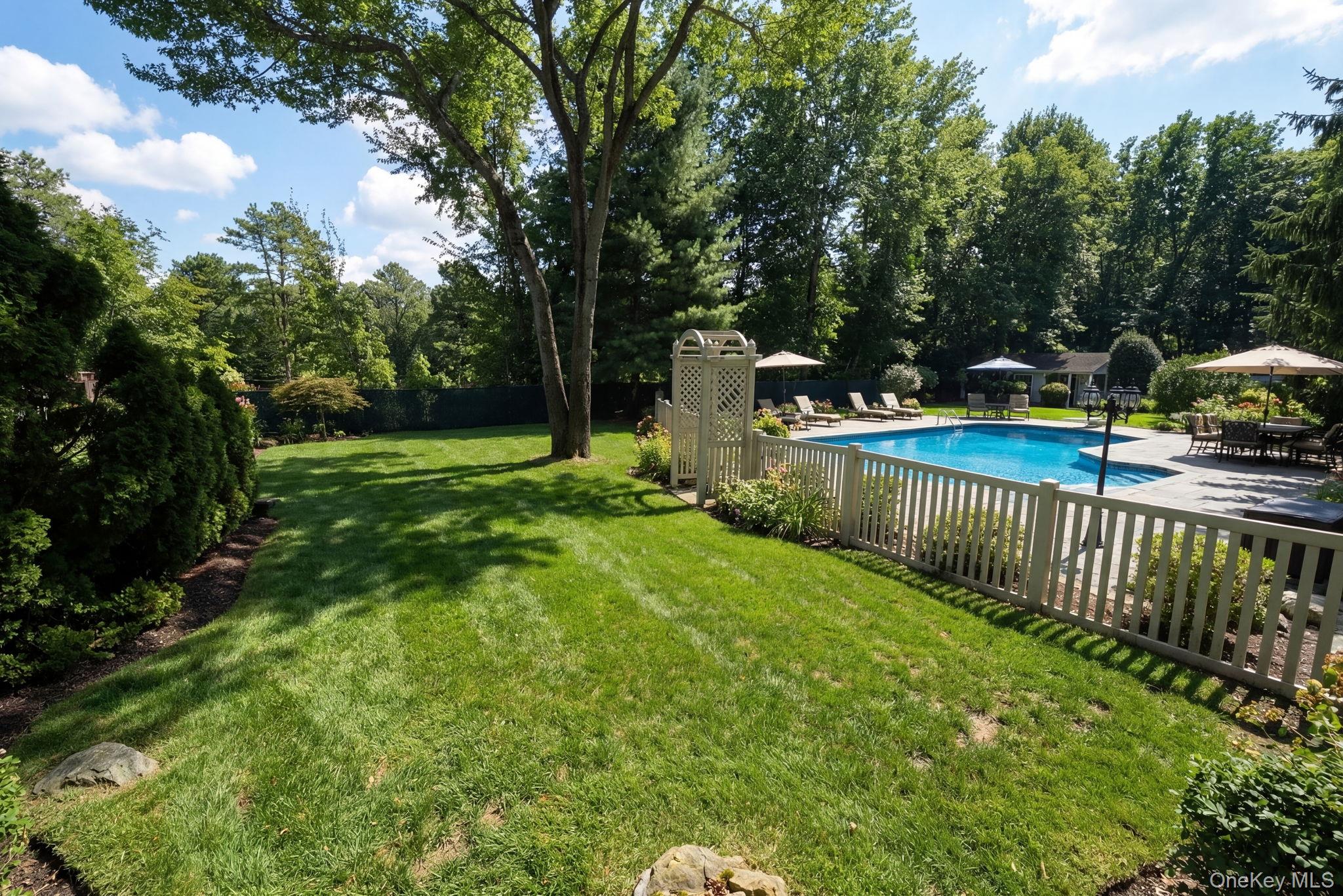 19 Lindsey Place, Holbrook, NY 11741