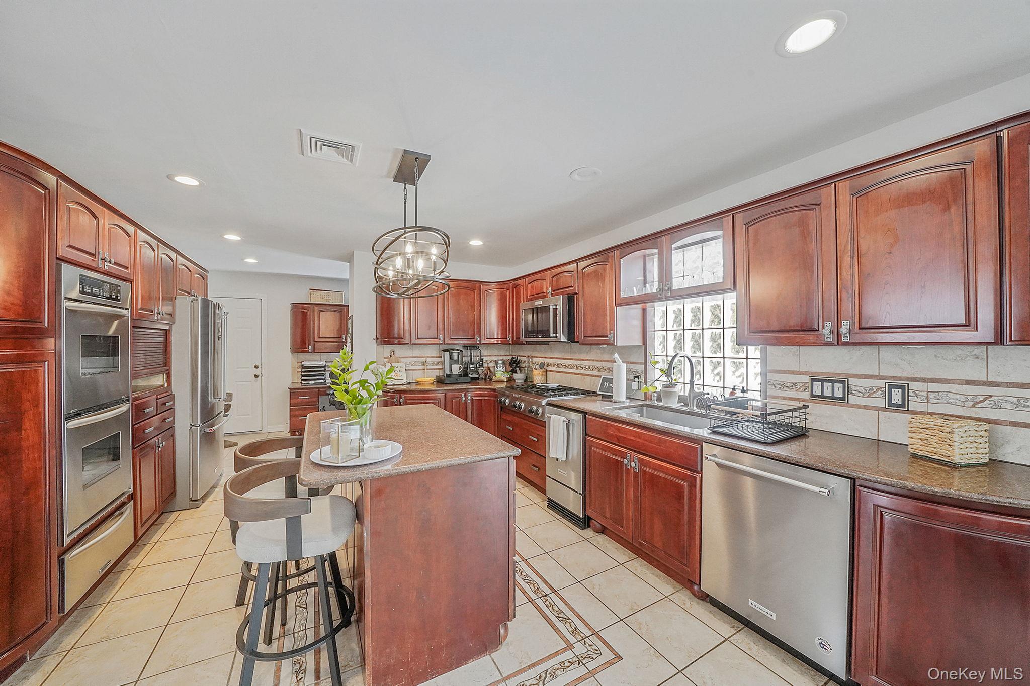 19 Lindsey Place, Holbrook, NY 11741