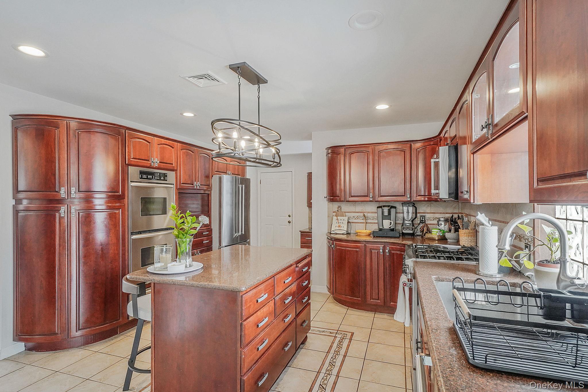 19 Lindsey Place, Holbrook, NY 11741