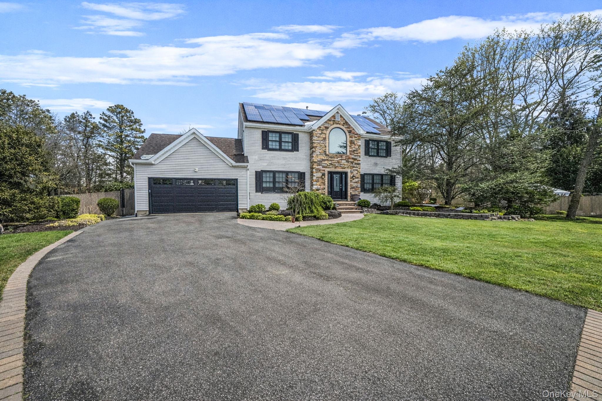 19 Lindsey Place, Holbrook, NY 11741