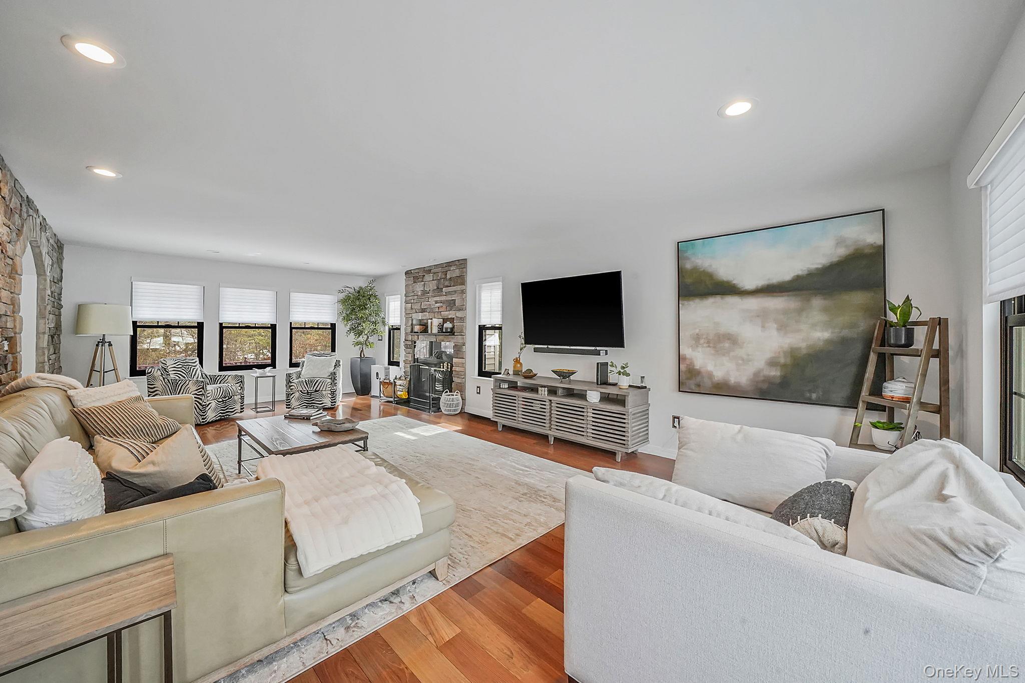 19 Lindsey Place, Holbrook, NY 11741