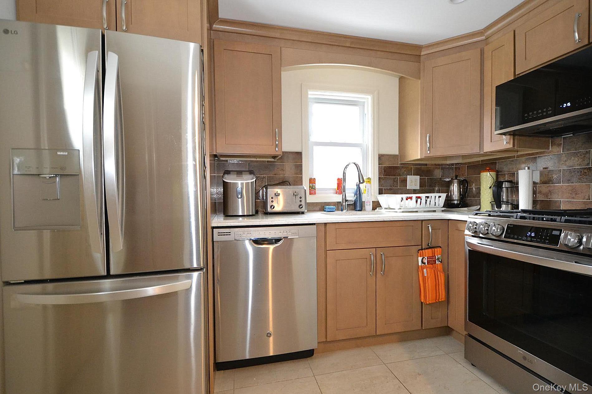 463 S Bayview Avenue, Freeport, NY 11520