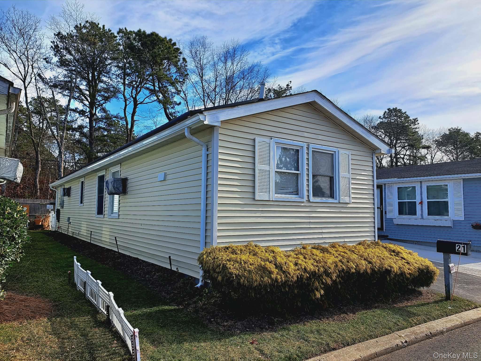 21 Village Circle E, Manorville, NY 11949