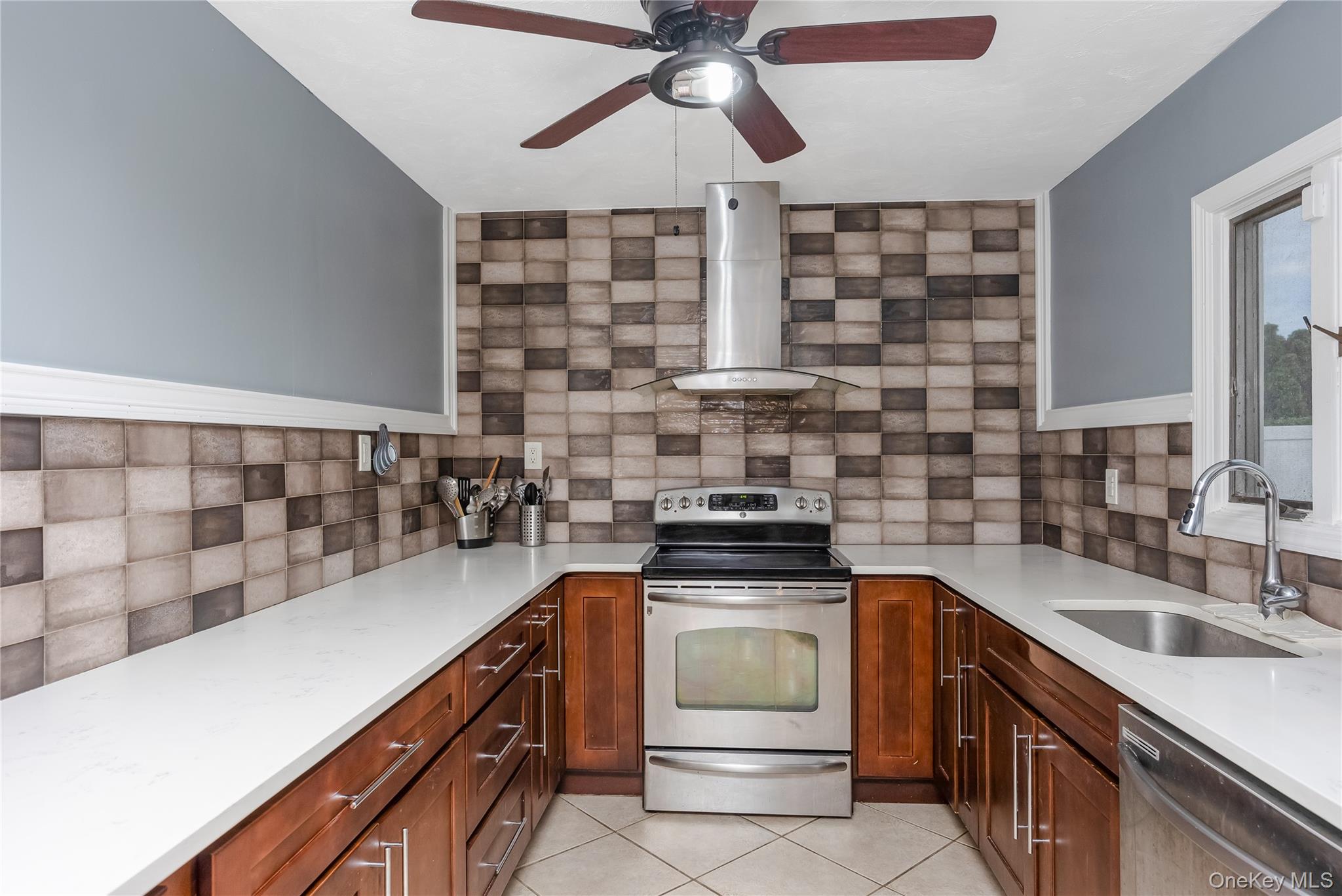 1012 N Ontario Avenue, Lindenhurst, NY 11757