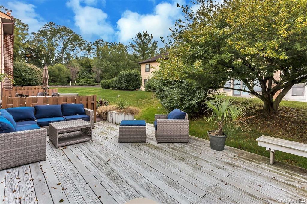 6 Cold Harbour Lane, Woodbury, NY 11797