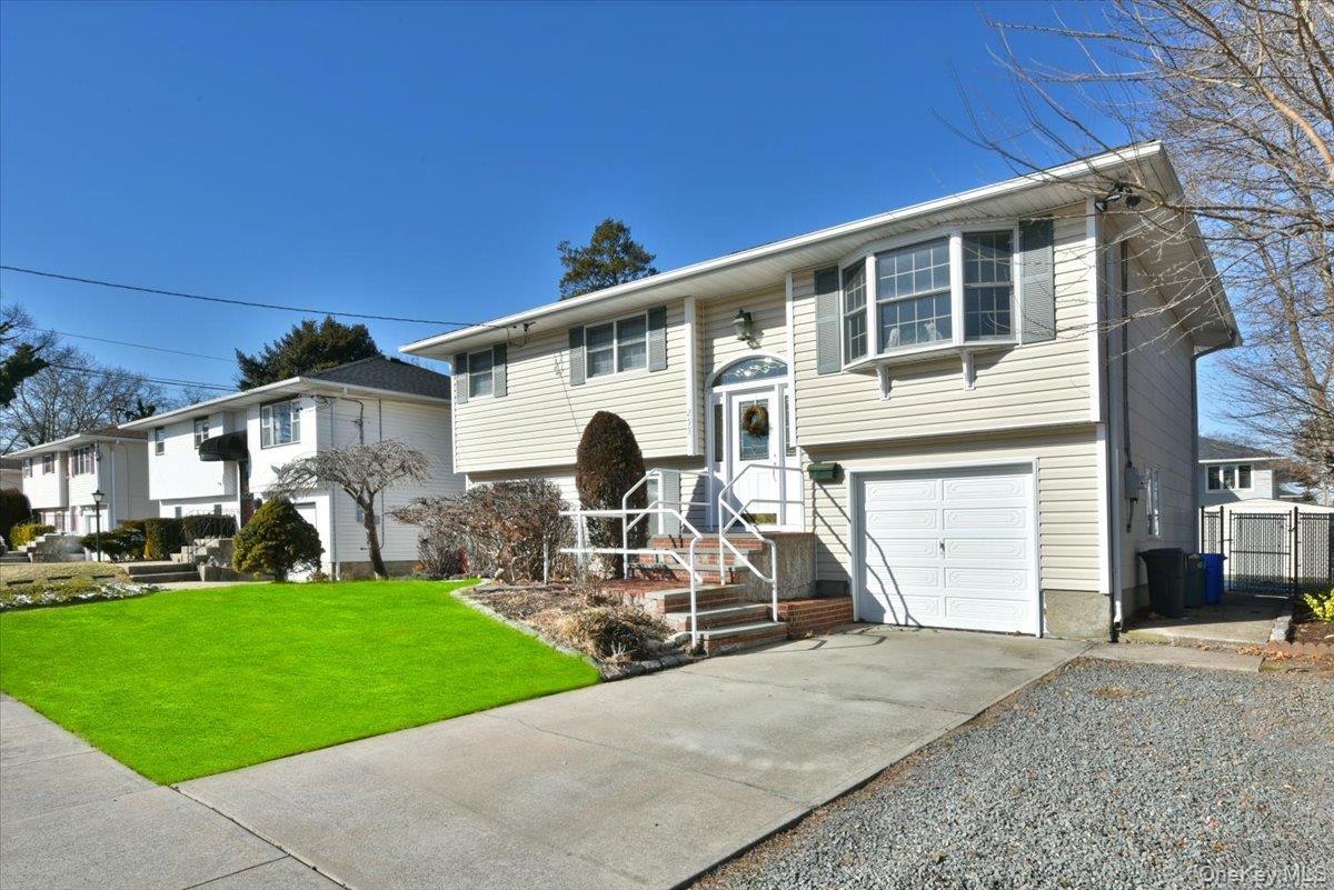 255 Brookside Court, Copiague, NY 11726