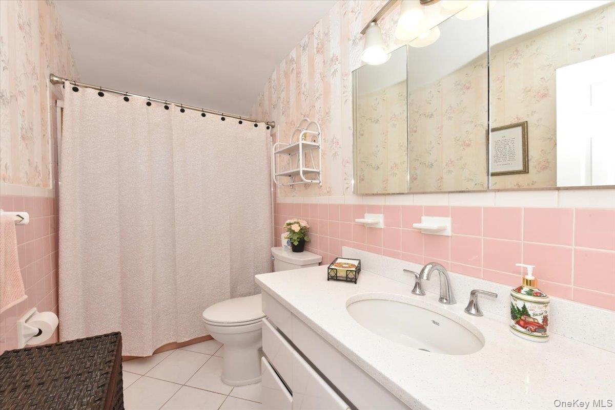 255 Brookside Court, Copiague, NY 11726