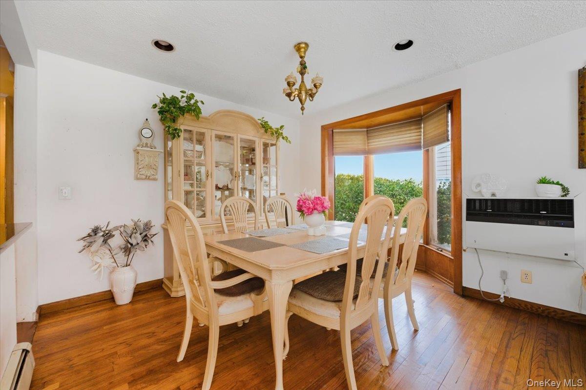 21 Chestnut Street, Massapequa, NY 11758