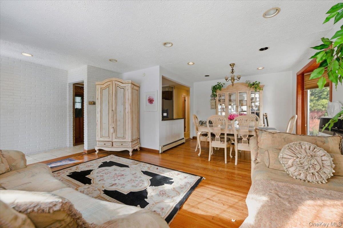 21 Chestnut Street, Massapequa, NY 11758