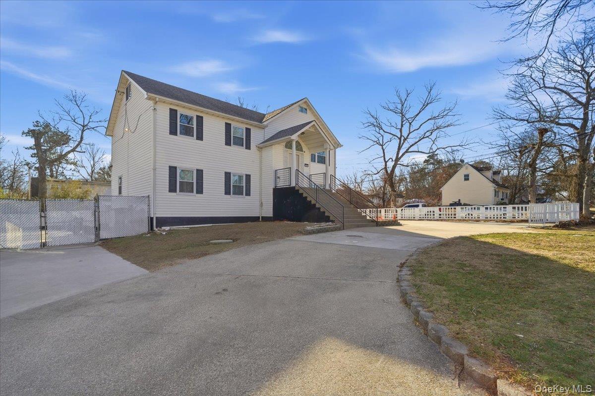 56 Park Lane, Medford, NY 11763