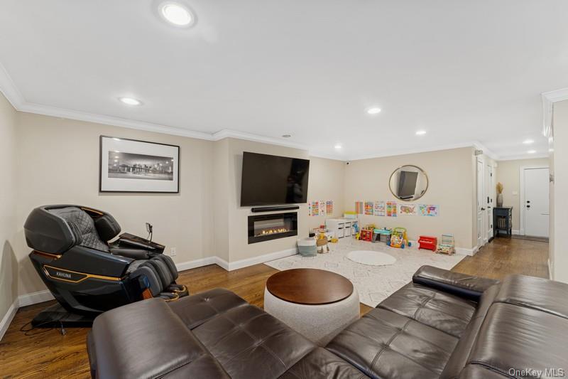 17 Windsor Gate Drive, North Hills, NY 11040