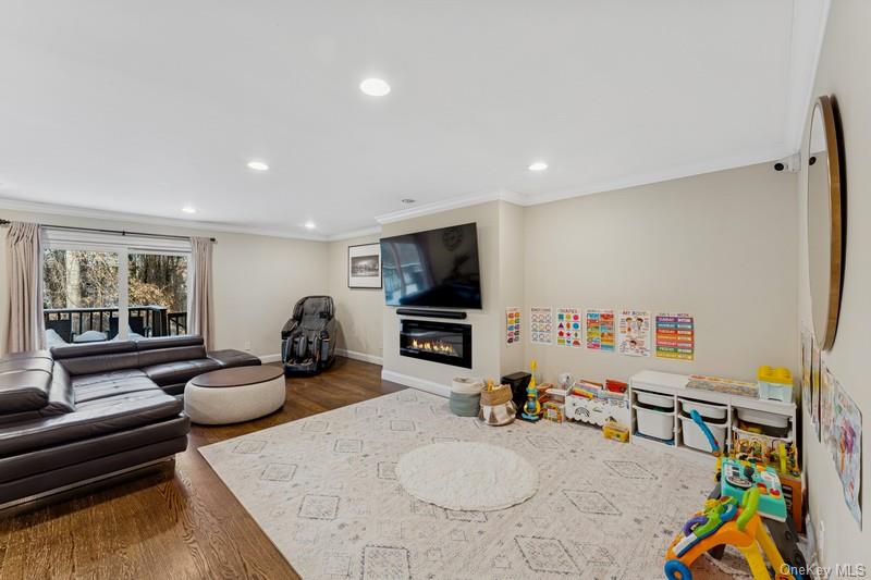 17 Windsor Gate Drive, North Hills, NY 11040