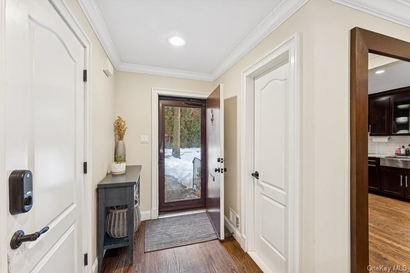 17 Windsor Gate Drive, North Hills, NY 11040