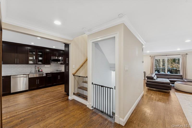 17 Windsor Gate Drive, North Hills, NY 11040