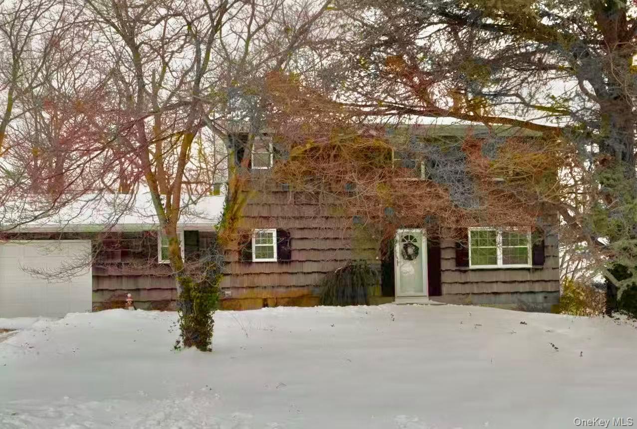 16 Ave J, Ronkonkoma, NY 11779