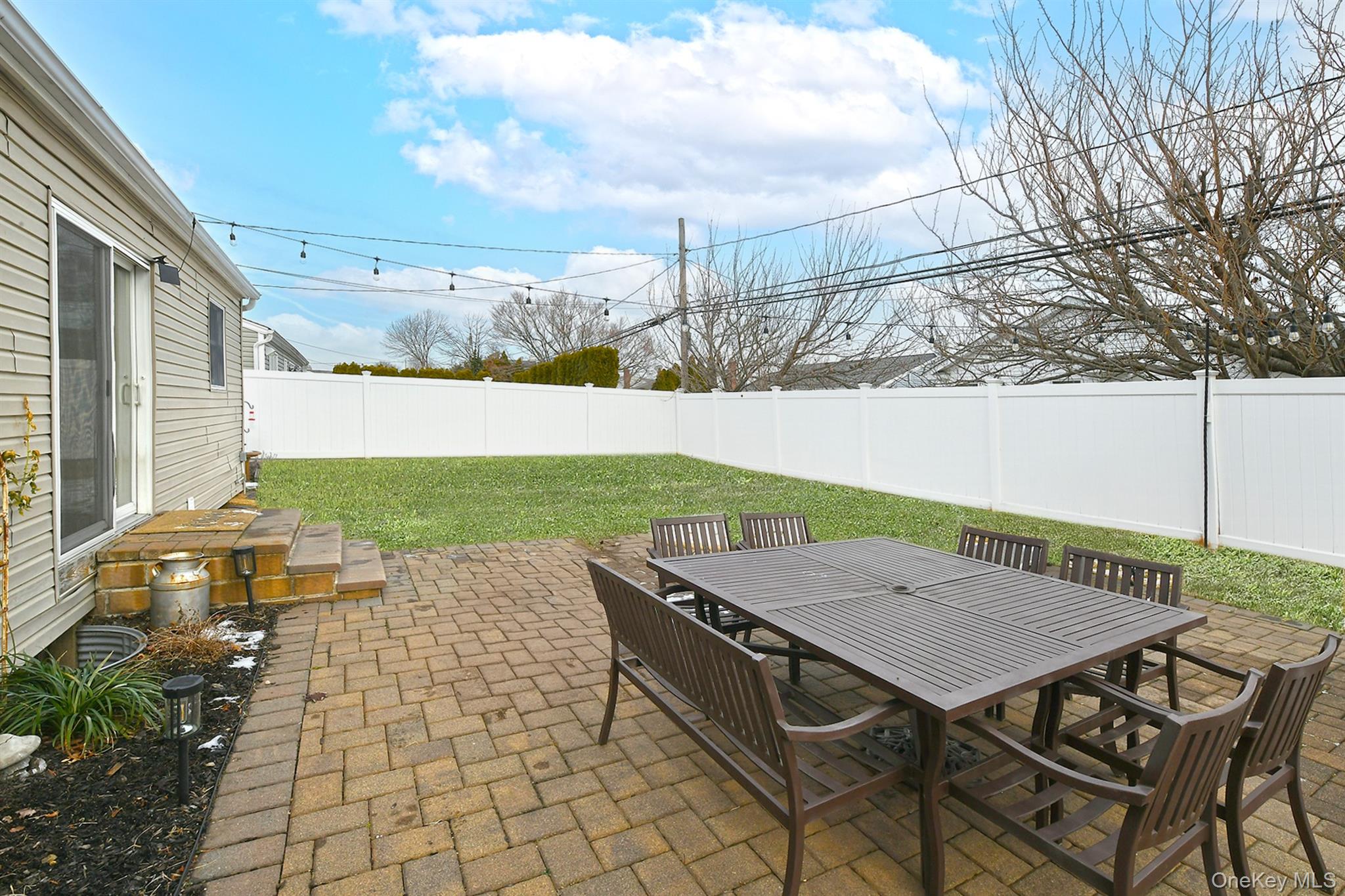 18 Vassar Lane, Hicksville, NY 11801