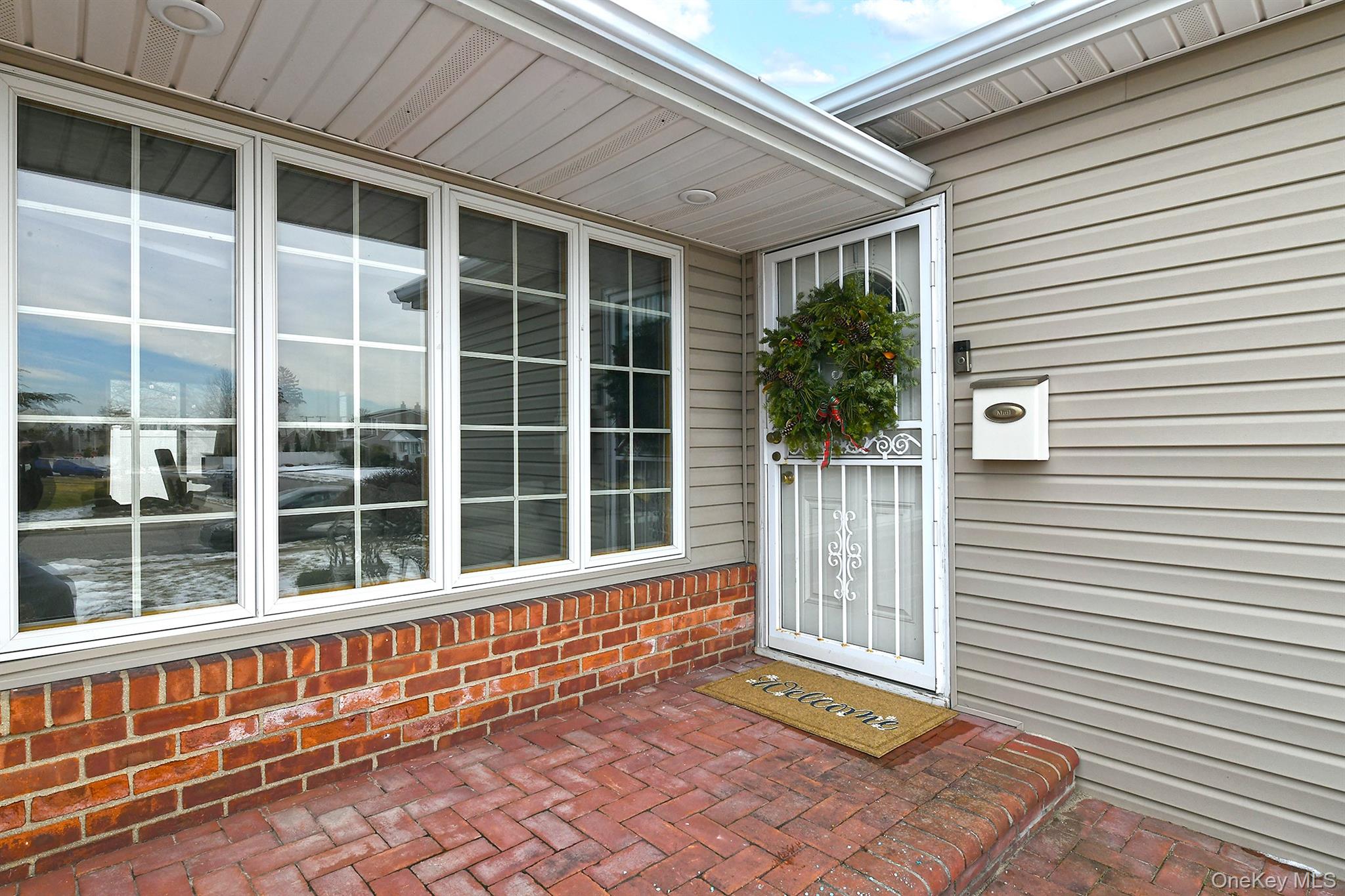 18 Vassar Lane, Hicksville, NY 11801