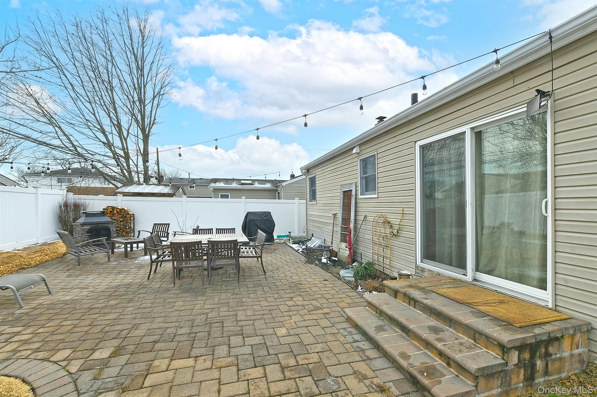 18 Vassar Lane, Hicksville, NY 11801