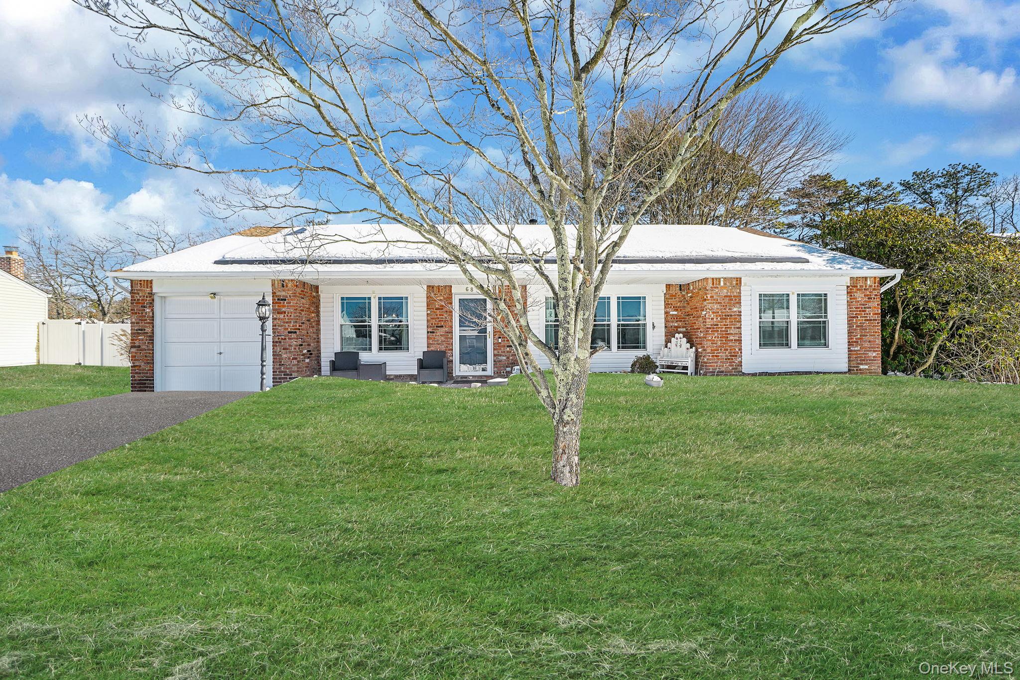 68 Sequoia Way, Holbrook, NY 11741