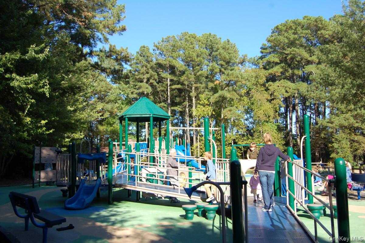 25 Pond Park Road, Great Neck, NY 11023