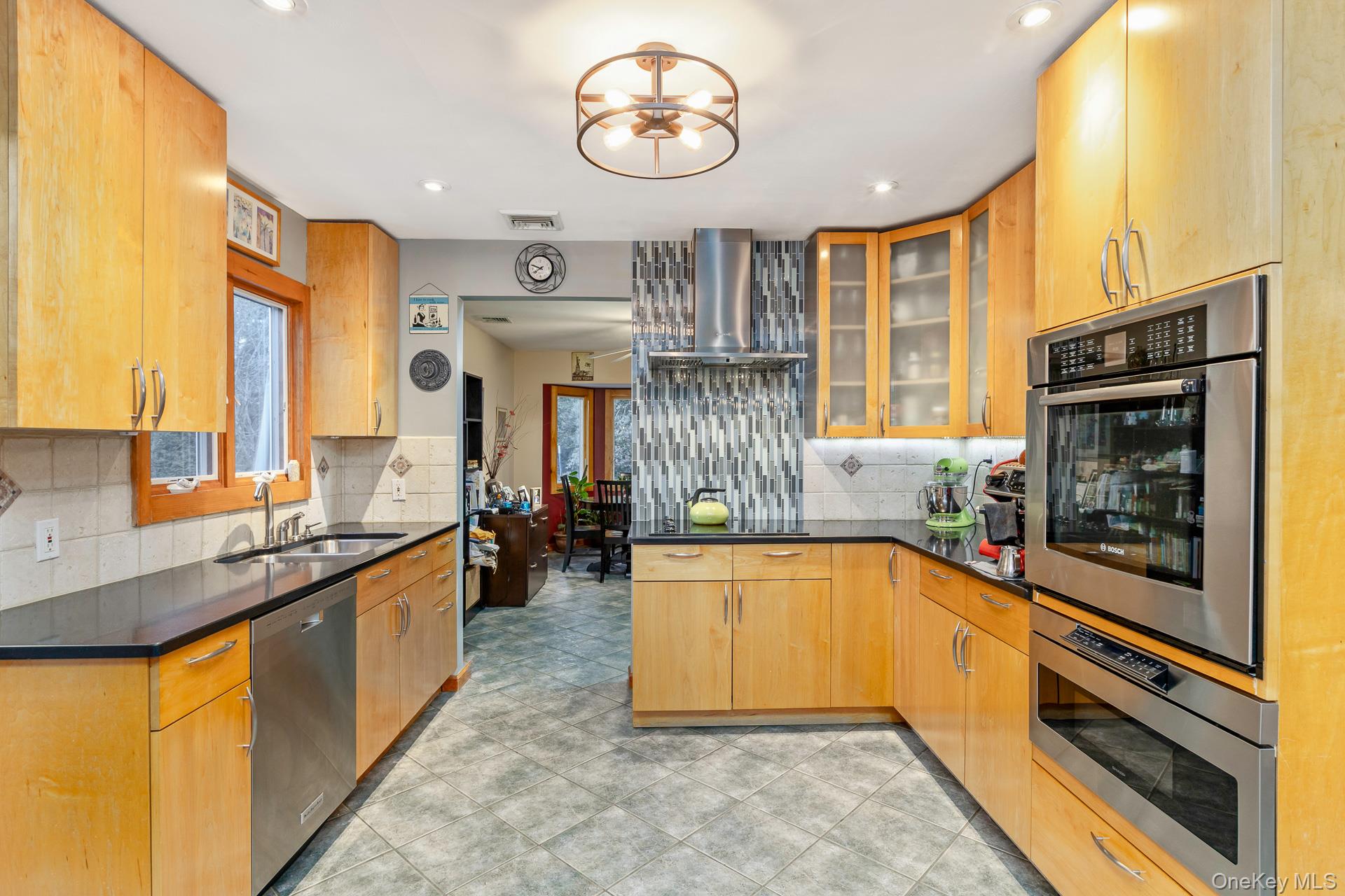 1 Cumberland Path, Setauket, NY 11733