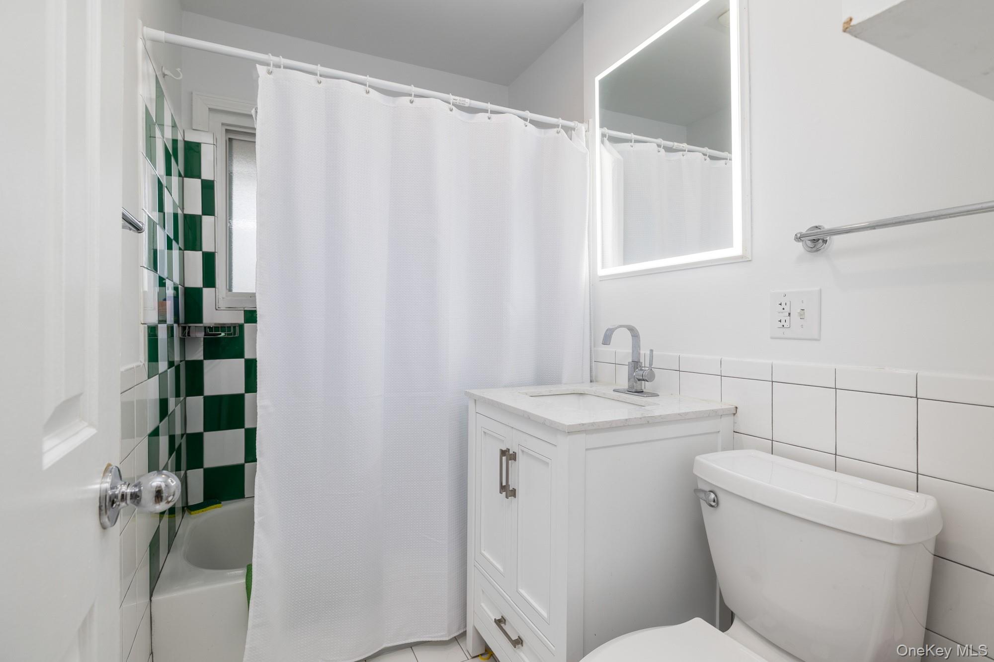 285 Edmunton # 16, North Babylon, NY 11703