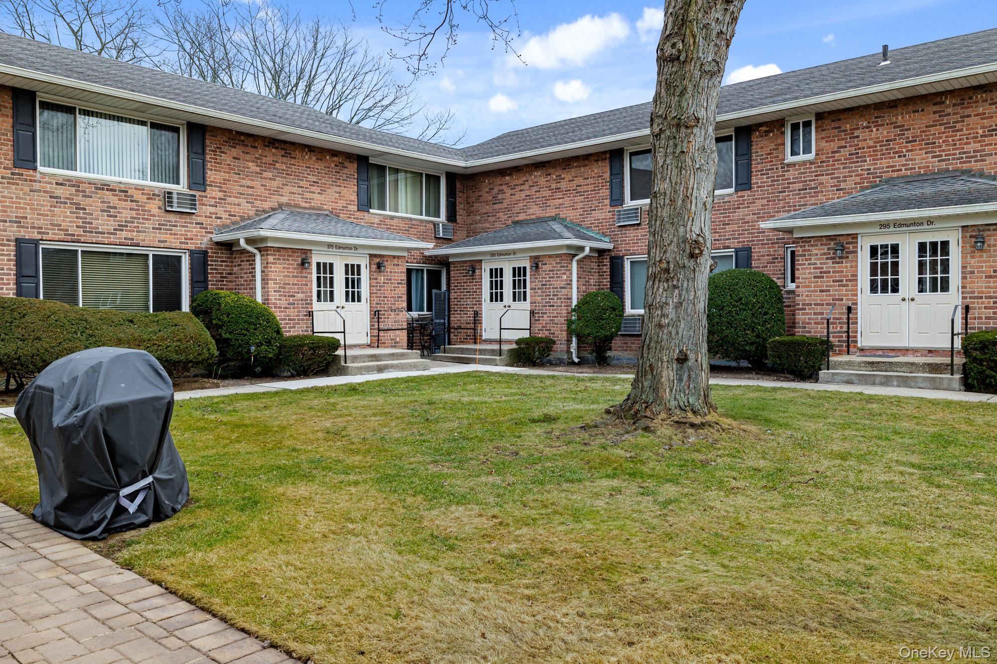 285 Edmunton # 16, North Babylon, NY 11703