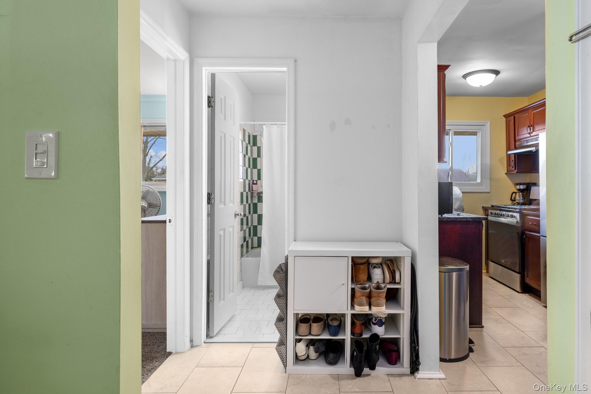 285 Edmunton # 16, North Babylon, NY 11703