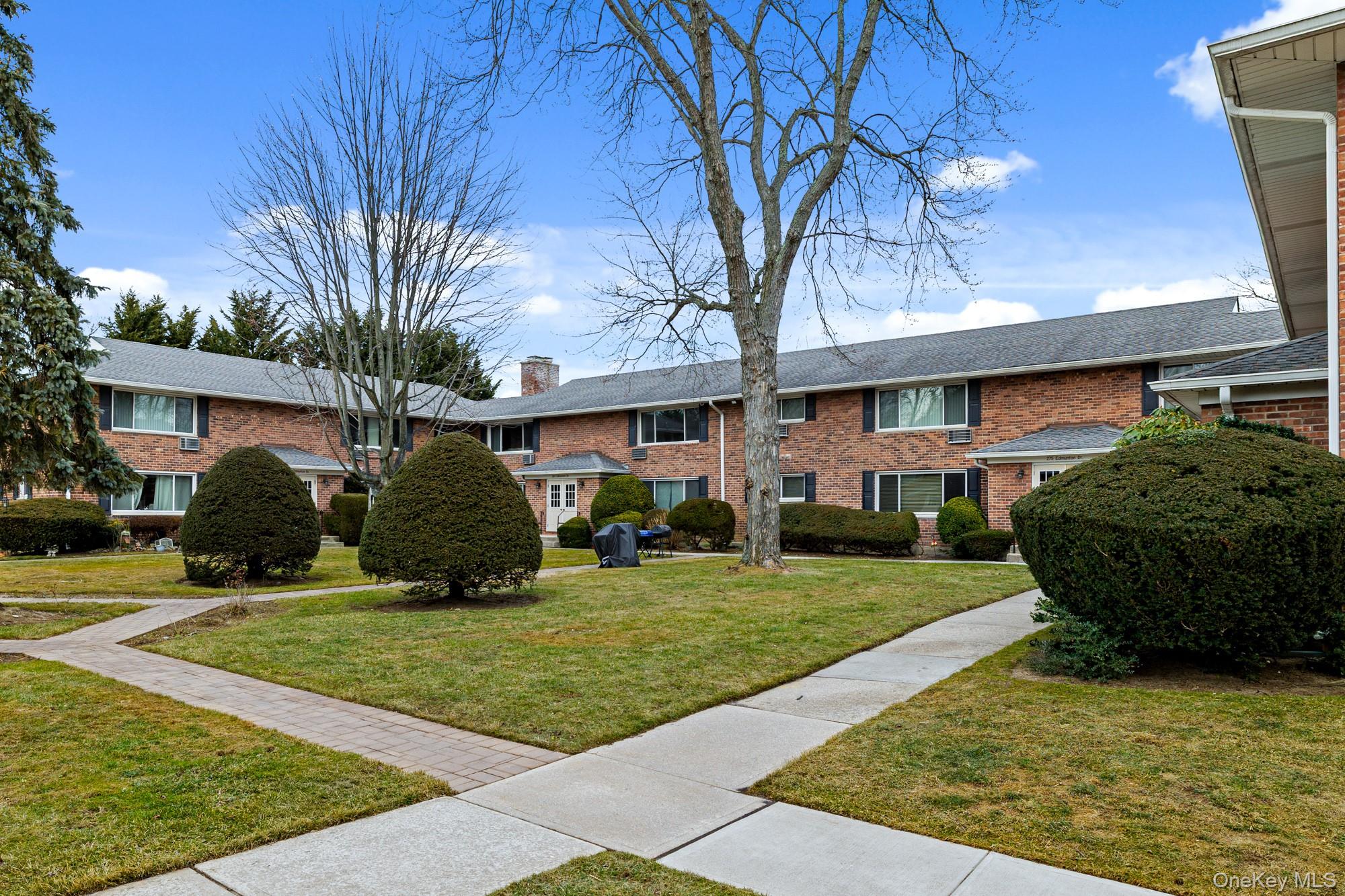 285 Edmunton # 16, North Babylon, NY 11703