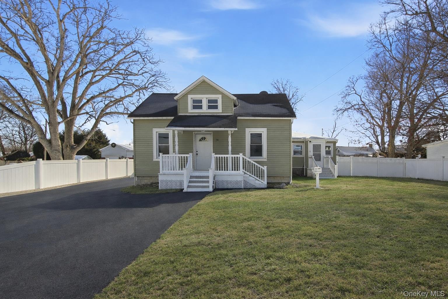 78 Roslyn Street, Islip Terrace, NY 11752