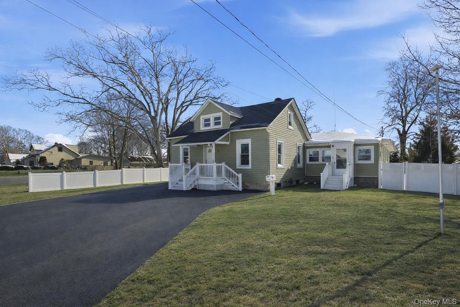 78 Roslyn Street, Islip Terrace, NY 11752