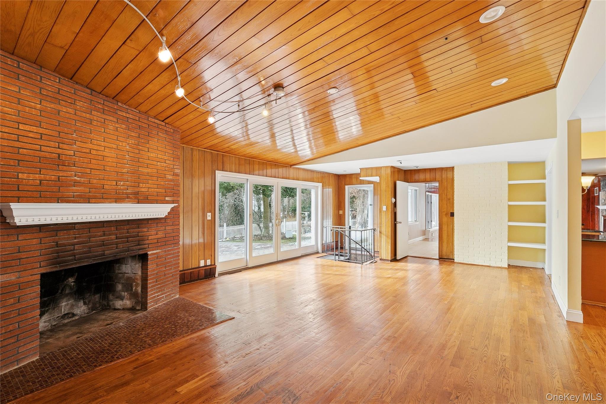 549 Woodbury Road, Cold Spring Harbor, NY 11724