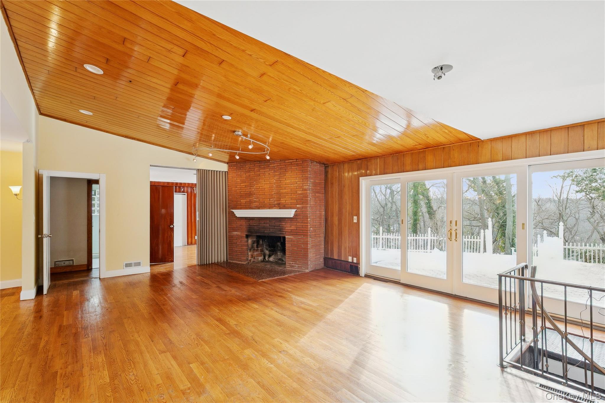 549 Woodbury Road, Cold Spring Harbor, NY 11724