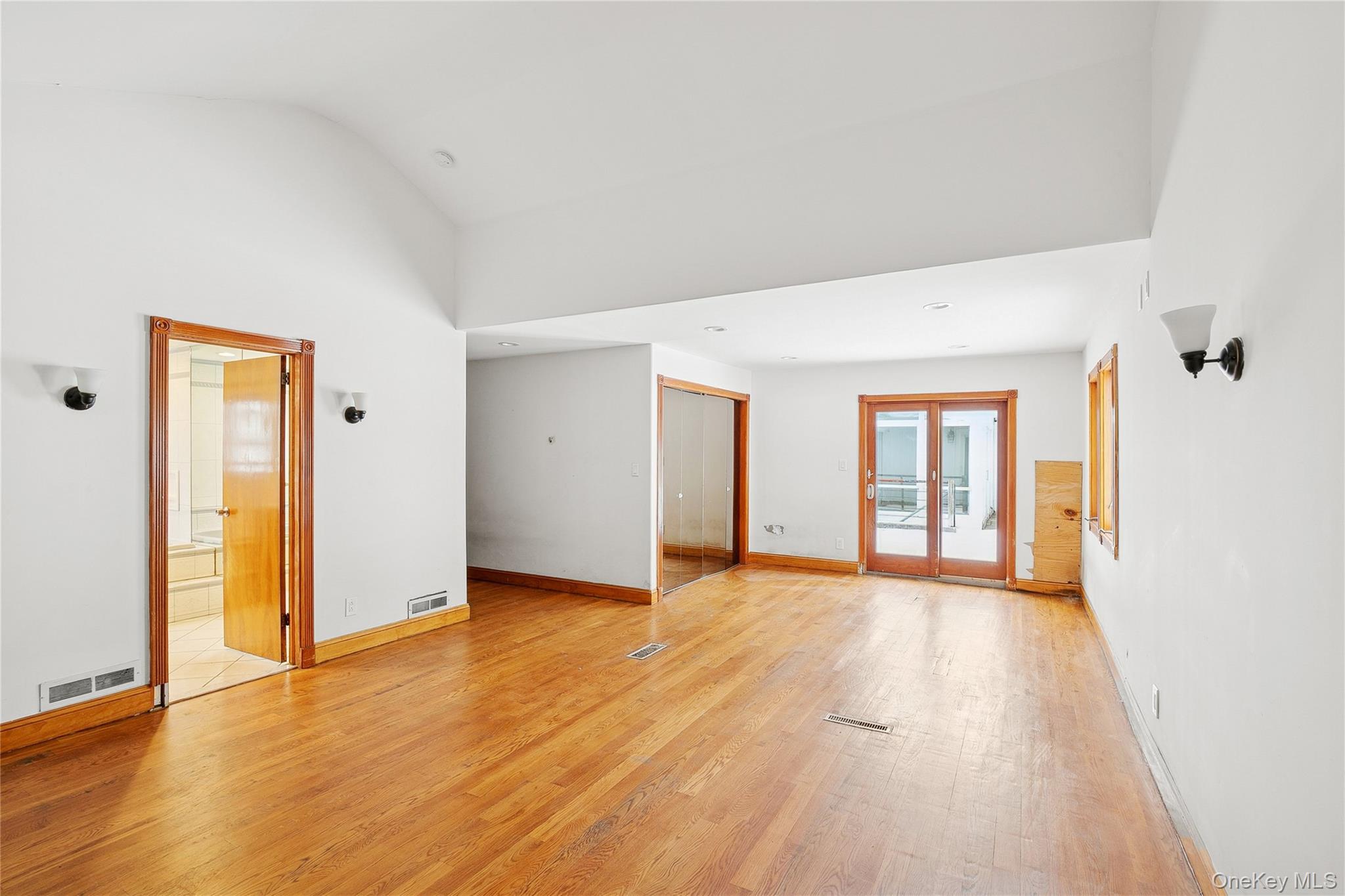 549 Woodbury Road, Cold Spring Harbor, NY 11724