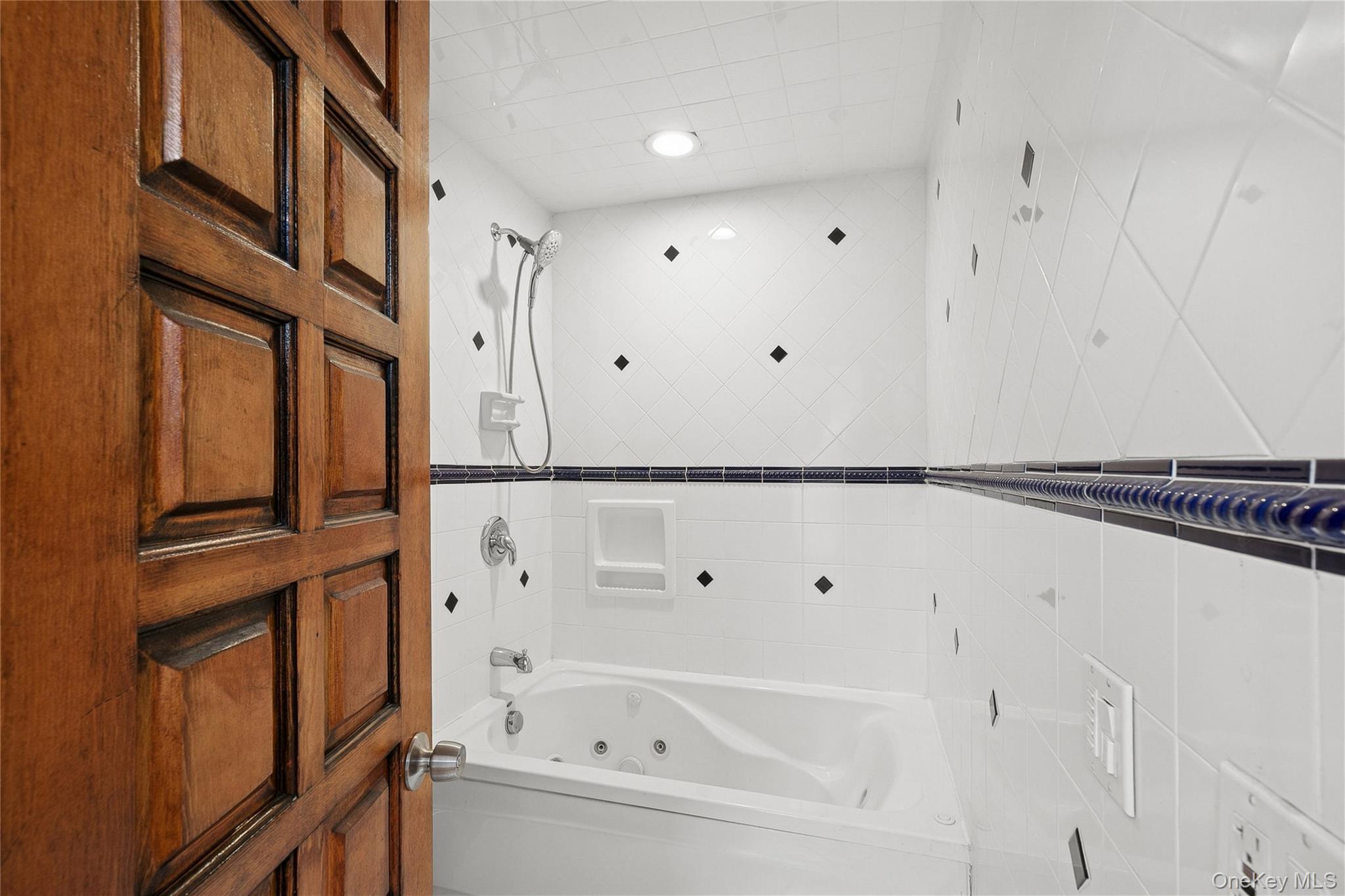 549 Woodbury Road, Cold Spring Harbor, NY 11724