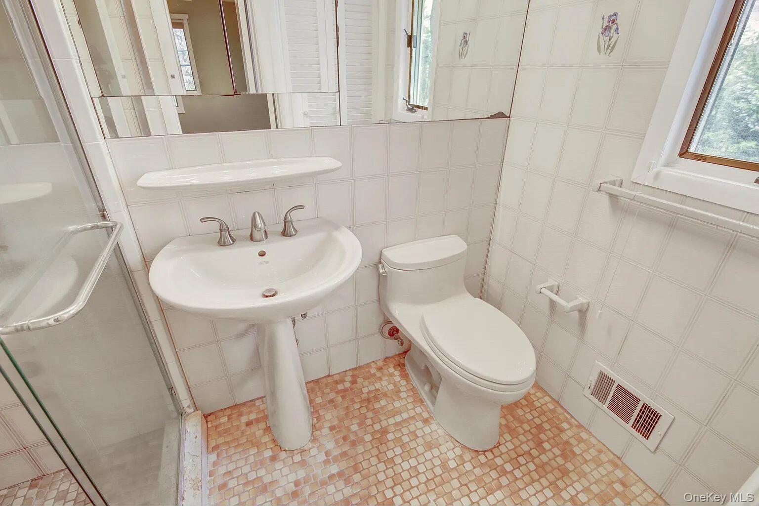 25 North Drive, Great Neck, NY 11021