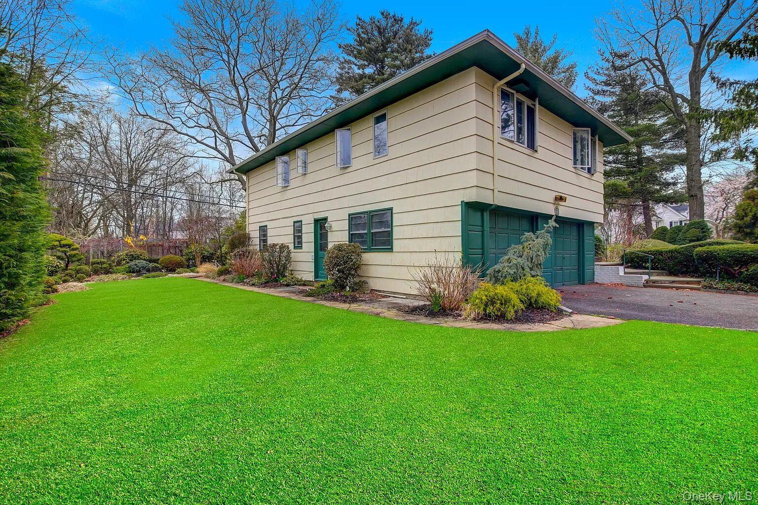 25 North Drive, Great Neck, NY 11021