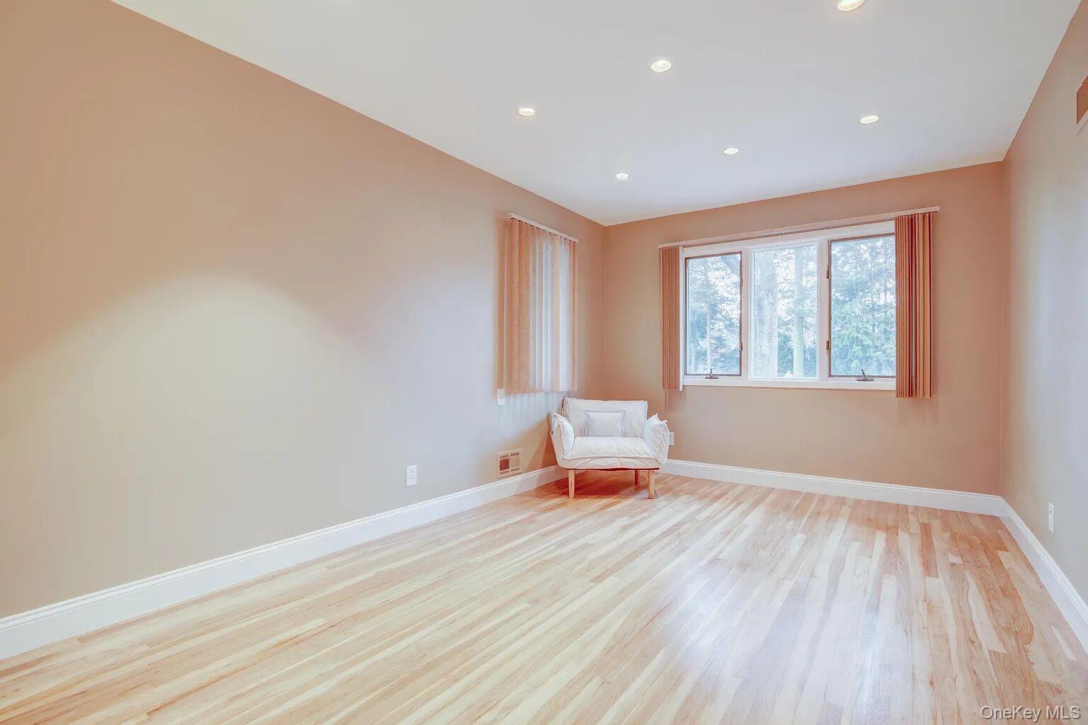 25 North Drive, Great Neck, NY 11021