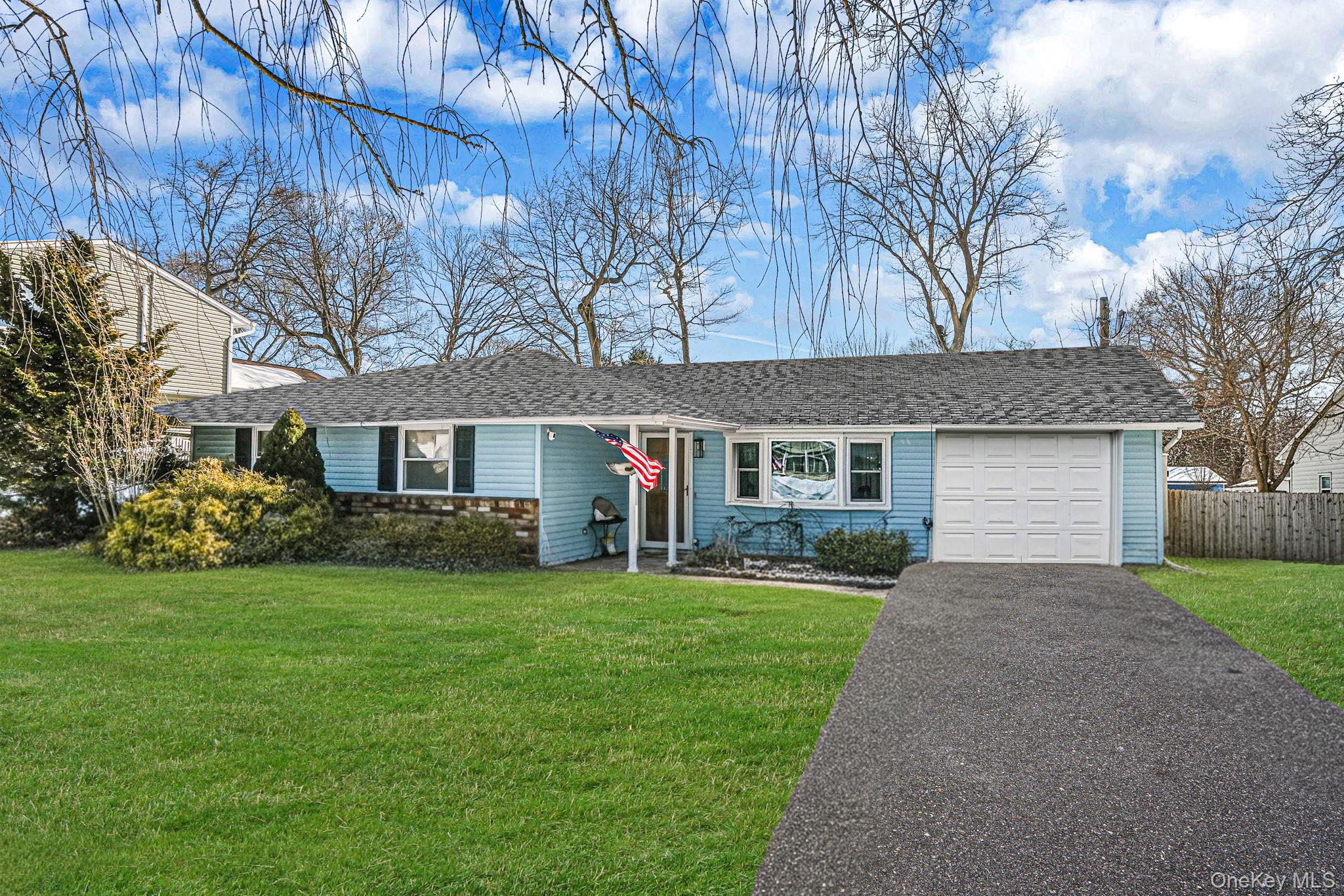 14 Mount Wilson Avenue, Farmingville, NY 11738