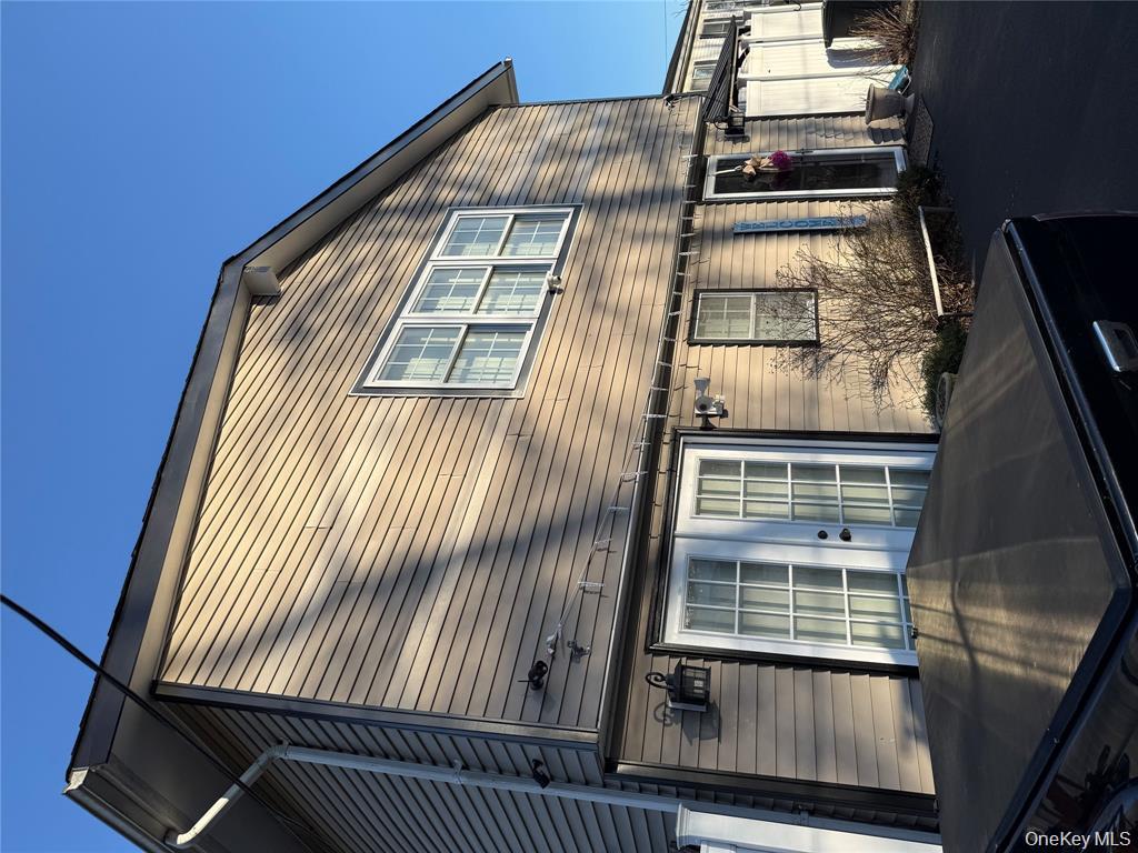 17 Hampton Road, Shirley, NY 11967