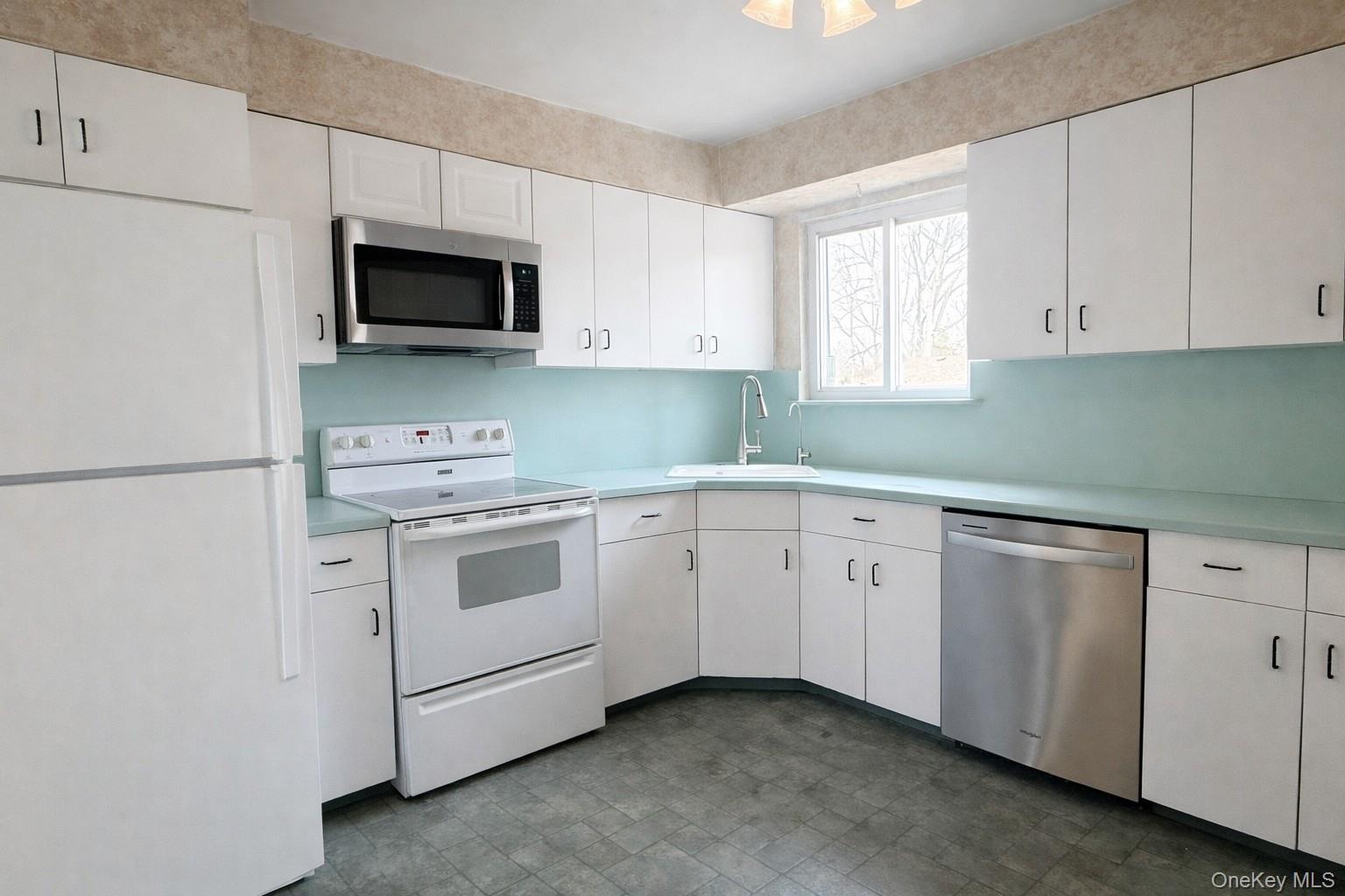 9 Columbine Avenue, Islip, NY 11751