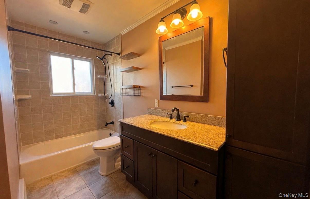 9 Columbine Avenue, Islip, NY 11751