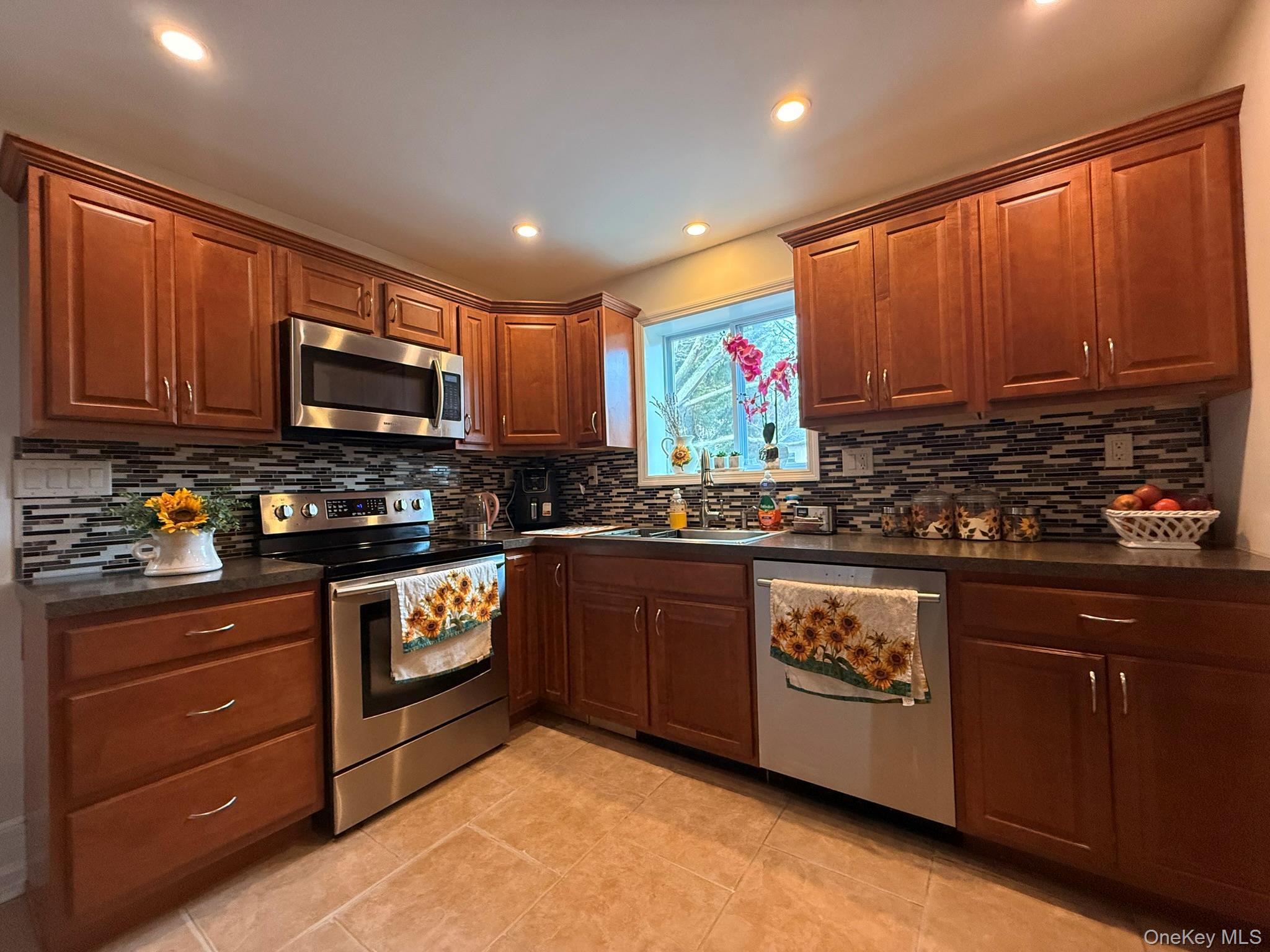 9 Columbine Avenue, Islip, NY 11751